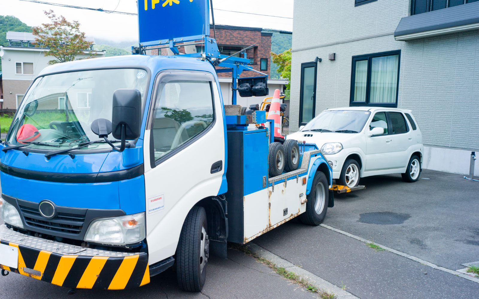 レッカーとレンタカーをワンストップで対応